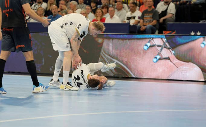 photo : Verlierer Kiel , Lukas ZERBE liegt am am Boden Handball Herren am Sa. 30.05.2026 Mens EHF European League , Final Four in Hamburg THW Kiel - Montpellier , Halbfinale