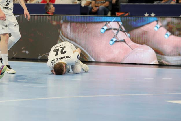 photo : Verlierer Kiel , Lukas ZERBE liegt am am Boden Handball Herren am Sa. 30.05.2026 Mens EHF European League , Final Four in Hamburg THW Kiel - Montpellier , Halbfinale
