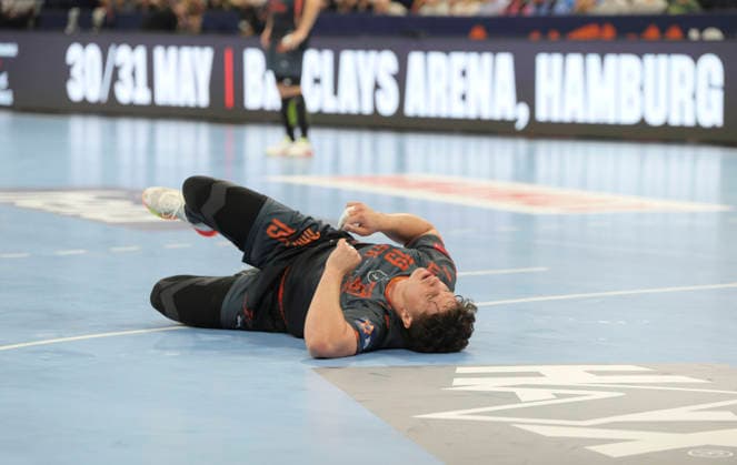 photo : am Boden zerstört ist ..... Arthur LENNE (Montpellier) Handball Herren am Sa. 30.05.2026 Mens EHF European League , Final Four in Hamburg THW Kiel - Montpellier , Halbfinale