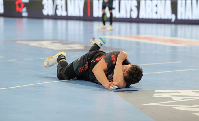 photo : am Boden zerstört ist ..... Arthur LENNE (Montpellier) Handball Herren am Sa. 30.05.2026 Mens EHF European League , Final Four in Hamburg THW Kiel - Montpellier , Halbfinale
