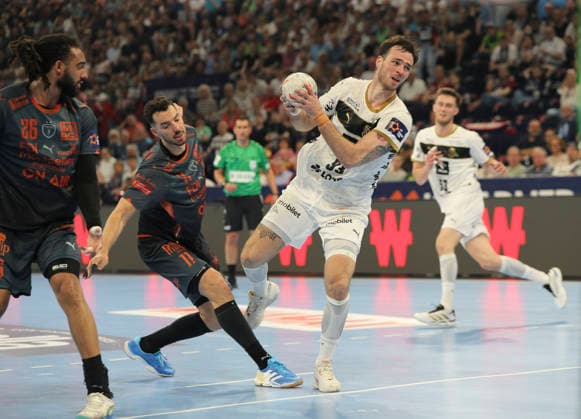 photo : Veron Nacinovic (Kiel) wirft gegen Zvonimir SRNA , links Handball Herren am Sa. 30.05.2026 Mens EHF European League , Final Four in Hamburg THW Kiel - Montpellier , Halbfinale