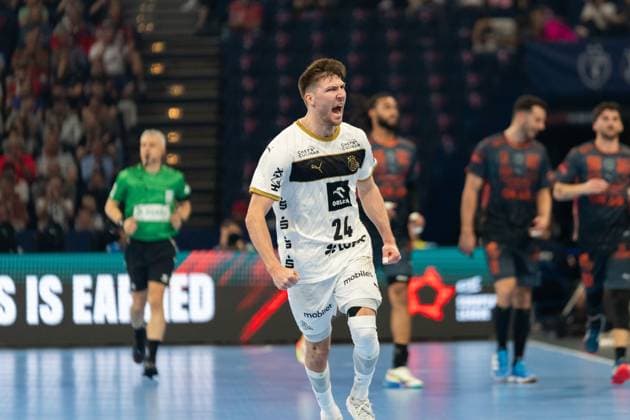 Lukas Zerbe ( 24; THW Kiel) reißt die Fäuste hoch und jubelt lautstark nach einer Aktion auf dem Spielfeld. Im Hintergrund sind Spieler von Montpellier HB sowie ein Schiedsrichter zu sehen. EHF European League: THW Kiel - Montpellier HB, 30.05.2026, Hamburg, Barclays Arena Copyright: xPhilippHeistx