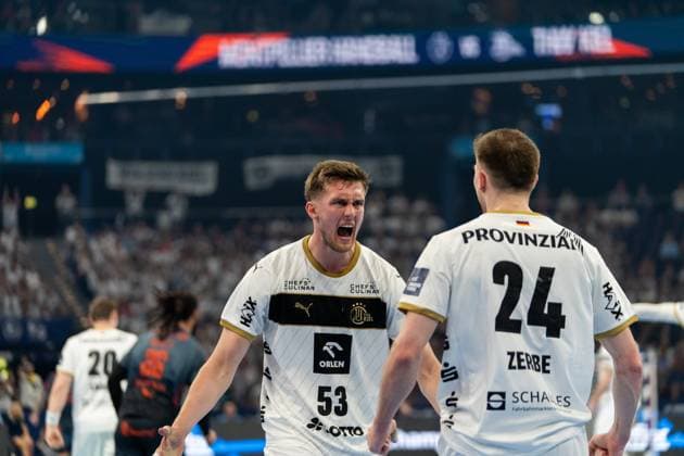 Nikola Bilyk ( 53; THW Kiel) reißt den Mund auf und jubelt emotional, während Lukas Zerbe ( 24; THW Kiel) neben ihm steht. Im Hintergrund sind weitere Spieler beider Teams sowie die vollbesetzte Tribüne zu sehen. EHF European League: THW Kiel - Montpellier HB, 30.05.2026, Hamburg, Barclays Arena Copyright: xPhilippHeistx