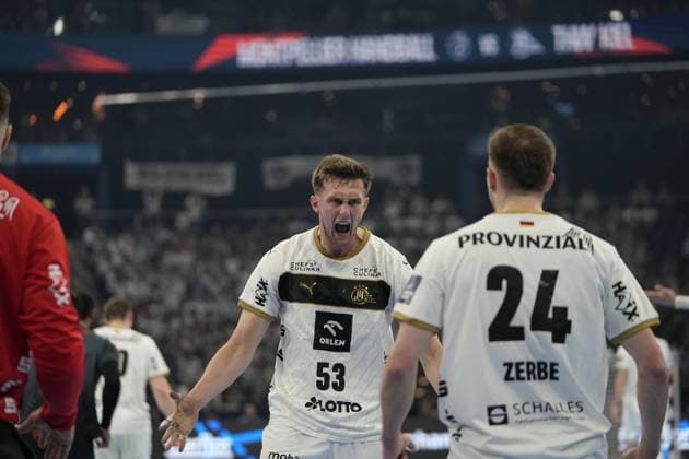 Nikola Bilyk ( 53; THW Kiel) reißt den Mund auf und jubelt lautstark nach einer Aktion. Neben ihm steht Lukas Zerbe ( 24; THW Kiel), im Hintergrund ist das Banner beider Teams zu sehen. EHF European League: THW Kiel - Montpellier HB, 30.05.2026, Hamburg, Barclays Arena Copyright: xPhilippHeistx