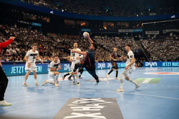 Arthur Lenne von Montpellier HB zieht durch die Abwehr von THW Kiel und wirft in spektakulärer Körperhaltung aufs Tor. Domagoj Duvnjak ( 4; THW Kiel) versucht den Wurf zu blocken, während weitere Kieler Abwehrspieler die Szene begleiten. EHF European League: THW Kiel - Montpellier HB, 30.05.2026, Hamburg, Barclays Arena Copyright: xPhilippHeistx