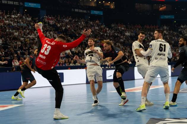 THW-Kiel-Torwart Andreas Wolff ( 33) streckt sich bei einer Parade, während Magnus Landin ( 7; THW Kiel) und Hendrik Pekeler ( 61; THW Kiel) die Abwehr gegen einen Angreifer von Montpellier HB organisieren. Hugo Bryan Monte Dos Santos ( 26; Montpellier HB) ist rechts im Bild zu sehen. EHF European League: THW Kiel - Montpellier HB, 30.05.2026, Hamburg, Barclays Arena Copyright: xPhilippHeistx