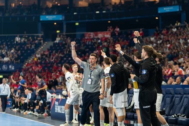 THW-Kiel-Trainer Filip Jicha reißt die Faust in die Luft und jubelt gemeinsam mit dem Betreuerstab und Bankspielern an der Seitenlinie. Im Hintergrund ist die vollbesetzte Arena mit zahlreichen rot gekleideten Zuschauern zu sehen. EHF European League: THW Kiel - Montpellier HB, 30.05.2026, Hamburg, Barclays Arena Copyright: xPhilippHeistx