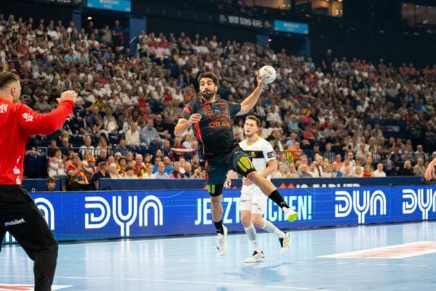 David Balaguer ( 34; Montpellier HB) springt ab und zieht zum Wurf hoch, während Nikola Bilyk ( 53; THW Kiel) als Abwehrspieler im Hintergrund steht. Links im Bild ist der Torwart von THW Kiel in rotem Trikot zu sehen. EHF European League: THW Kiel - Montpellier HB, 30.05.2026, Hamburg, Barclays Arena Copyright: xPhilippHeistx