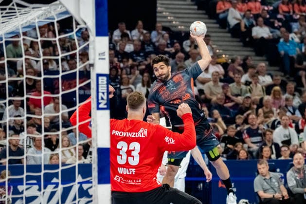 Hamburg 30.05.2026, Handball, Herren, EHF European League Men 2025 26, Halbfinale, Montpellier Handball - THW Kiel David Balaguer (Montpellier Handball, 34) beim Torwurf gegen Andreas Wolff (THW Kiel, 33)