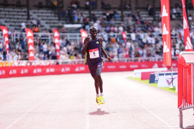 STOCKHOLM, SVERIGE 20260530 Luke Kiprop fran Kenya gar i mal pa andra plats under Stockholm marathon pa lördagen. STOCKHOLM SVERIGE x10500x