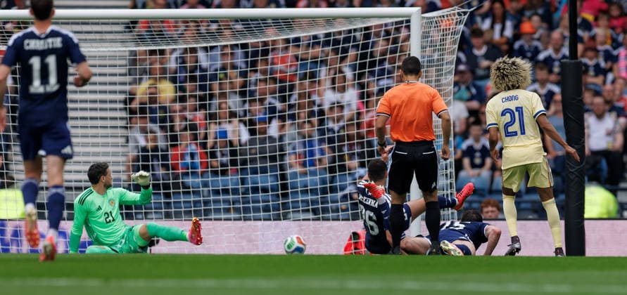 30.05.2026 Scotland v Curaco: Craig Gordon looks on as Tahith Chong scores  Copyright: xWilliexVassx NINTCHDBPICT001084858222