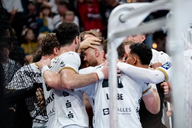 Hamburg 30.05.2026, Handball, Herren, EHF European League Men 2025 26, Halbfinale, Montpellier Handball - THW Kiel Andreas Wolff (THW Kiel, 33) in mitten der Jubeltraube nachdem Sieg