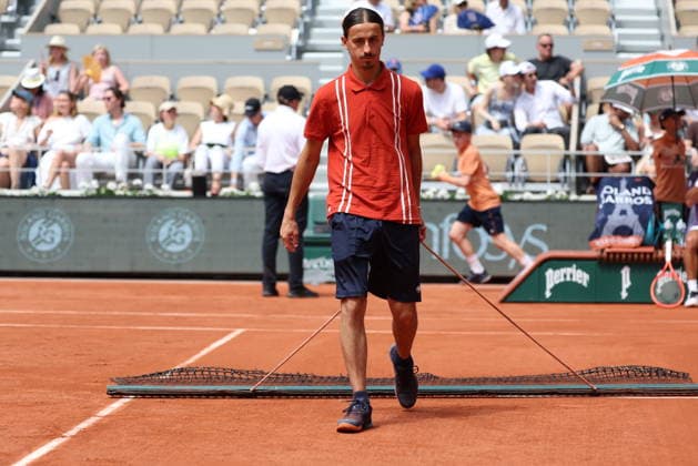 ROLAND GARROS 2026 Thierry Larret MAXPPP - PARIS (75) 30 05 2026 Thierry Larret Maxppp. Tennis. Roland Garros 2026. Internationaux de France de tennis. Stade Roland Garros, Paris (75). Le 30 Mai. Court Philippe CHATRIER : Flavio COBOLLI (ITA) vs Learner TIEN (USA). ILLUSTRATION ENTRETIEN COURT TERRE BATTUE PARIS (75) STADE ROLAND GARROS PARIS ILE DE FRANCE FRANCE  Copyright: xMAXPPPxThierryxLarretx TLR202605301890 TLR202605301890