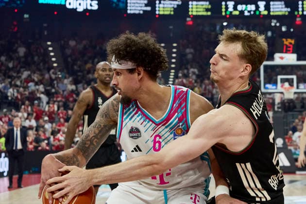 Deutsche Basketball Bundesliga (BBL), FC Bayern München Basketball vs TELEKOM BASKETS Bonn, München FC Bayern Basketball, Bonn TELEKOM BASKETS, 2026-05-30 in München (SAP Garden) KESSENS Michael (TELEKOM BASKETS Bonn Center (C) Nr6- BON6), HOLLATZ Justus (FC Bayern München Basketball Point Guard (PG) Nr21-FCBB21) sportworld München SAP Garden Bayern Deutschland