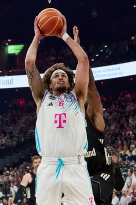 Deutsche Basketball Bundesliga (BBL), FC Bayern München Basketball vs TELEKOM BASKETS Bonn, München FC Bayern Basketball, Bonn TELEKOM BASKETS, 2026-05-30 in München (SAP Garden) KESSENS Michael (TELEKOM BASKETS Bonn Center (C) Nr6- BON6), MIKE Isiaha (FC Bayern München Basketball Power Forward (PF) Nr22-FCBB22) sportworld München SAP Garden Bayern Deutschland