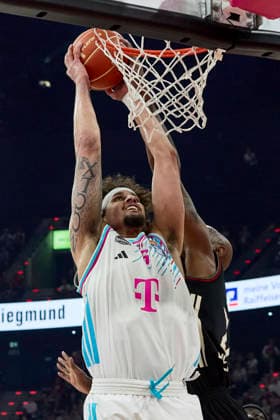 Deutsche Basketball Bundesliga (BBL), FC Bayern München Basketball vs TELEKOM BASKETS Bonn, München FC Bayern Basketball, Bonn TELEKOM BASKETS, 2026-05-30 in München (SAP Garden) KESSENS Michael (TELEKOM BASKETS Bonn Center (C) Nr6- BON6), MIKE Isiaha (FC Bayern München Basketball Power Forward (PF) Nr22-FCBB22) sportworld München SAP Garden Bayern Deutschland