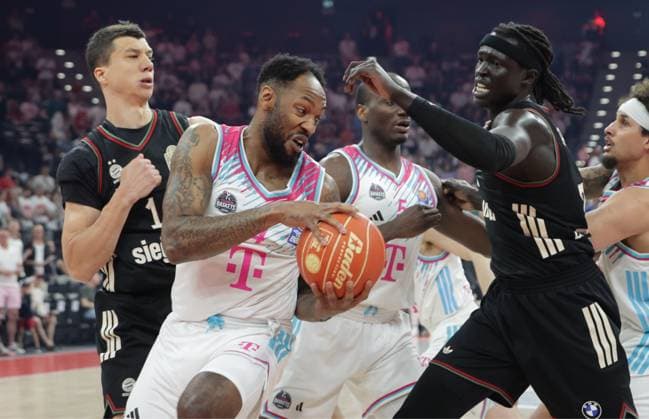 Bonns 4 GARRETT vs Bayerns 32 Wenyen GABRIEL. Basketball, Bayern - Bonn. Bundesliga, FC Bayern Basketball - Telekom Baskets Bonn, Playoff Halbfinale, 1.Spiel, Saison 2025-2026, 30.05.2026, in Muenchen, S A P G A R D E N, Deutschland. Quelle Copyright Credit : Oryk HAIST