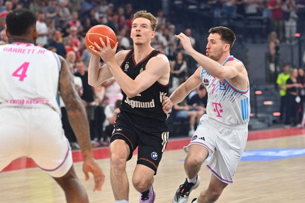 Justus HOLLATZ (FCB), Aktion,Zweikampf gegen Grayson MURPHY (Bonn) Basketball BBL,Saison 2025 2026 ,1. Play Off Halbfinale FC Bayern Muenchen - Telekom Baskets Bonn am 30.05.2025, S A P G A R D EN