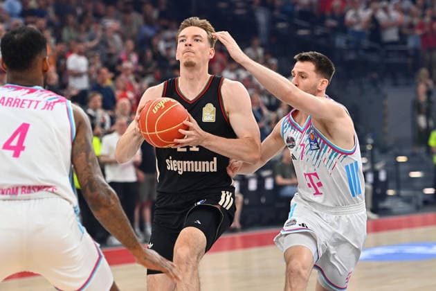 Justus HOLLATZ (FCB), Aktion,Zweikampf gegen Grayson MURPHY (Bonn) Basketball BBL,Saison 2025 2026 ,1. Play Off Halbfinale FC Bayern Muenchen - Telekom Baskets Bonn am 30.05.2025, S A P G A R D EN