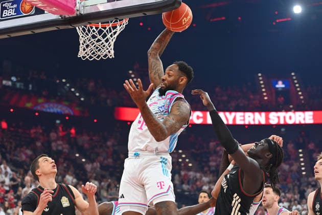 Jeff GARRETT Jr. (Bonn) punktet , Aktion,Zweikampf gegen Wenyen GABRIEL (FCB). Basketball BBL,Saison 2025 2026 ,1. Play Off Halbfinale FC Bayern Muenchen - Telekom Baskets Bonn am 30.05.2025, S A P G A R D EN