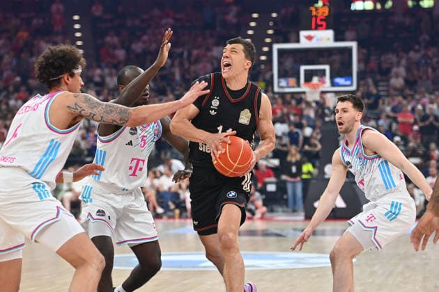 VLADIMIR LUCIC (FCB), Aktion,Zweikampf gegen Tylan BIRTS (Bonn) und Michael KESSENS (Bonn) ,re:Grayson MURPHY (Bonn). Basketball BBL,Saison 2025 2026 ,1. Play Off Halbfinale FC Bayern Muenchen - Telekom Baskets Bonn am 30.05.2025, S A P G A R D EN