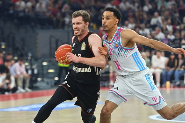 Andreas OBST (FCB), Aktion,Zweikampf gegen Joel AMINU (Bonn). Basketball BBL,Saison 2025 2026 ,1. Play Off Halbfinale FC Bayern Muenchen - Telekom Baskets Bonn am 30.05.2025, S A P G A R D EN
