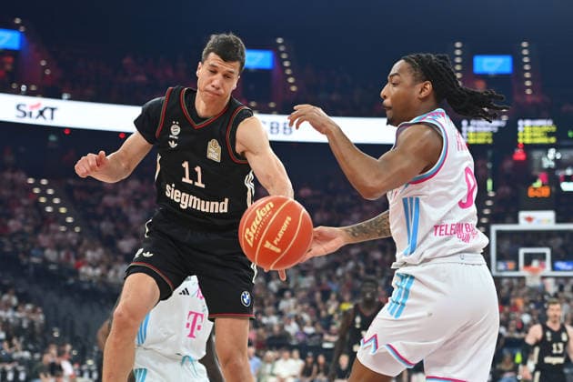VLADIMIR LUCIC (FCB), Aktion,Zweikampf gegen Jalen FINCH (Bonn), Basketball BBL,Saison 2025 2026 ,1. Play Off Halbfinale FC Bayern Muenchen - Telekom Baskets Bonn am 30.05.2025, S A P G A R D EN