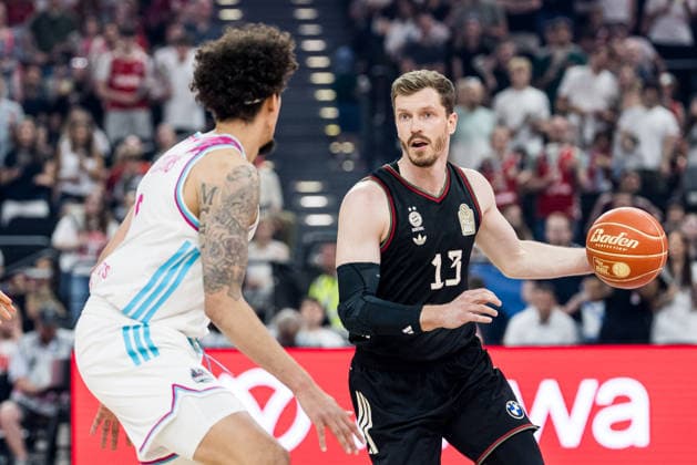MUNICH, GERMANY - MAY 30: Andreas Andi Obst (FC Bayern Muenchen, 13) controls the ball against Michael Kessens (Telekom Baskets Bonn, 6) during the easyCredit Basketball Bundesliga Playoffs Semi-final match 1 between FC Bayern Muenchen vs. Telekom Baskets Bonn at SAP Garden on match 1 of easyCredit Basketball Bundesliga Playoffs Semi-final on May 30, 2026 in Munich, Germany. Bavaria Germany Copyright: xSteffiexWunderlx