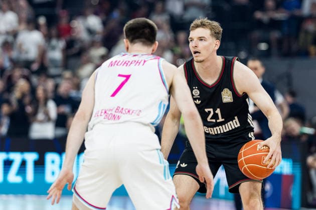 MUNICH, GERMANY - MAY 30: Justus Hollatz (FC Bayern Muenchen, 21) controls the ball against Grayson Murphy (Telekom Baskets Bonn, 7) during the easyCredit Basketball Bundesliga Playoffs Semi-final match 1 between FC Bayern Muenchen vs. Telekom Baskets Bonn at SAP Garden on match 1 of easyCredit Basketball Bundesliga Playoffs Semi-final on May 30, 2026 in Munich, Germany. Bavaria Germany Copyright: xSteffiexWunderlx