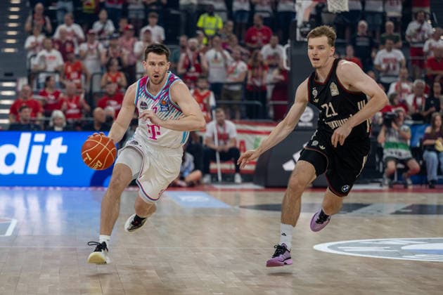 Grayson Murphy 7 (Telekom Baskets Bonn) im Zweikampf mit Justus Hollatz 21 (FC Bayern Basketball), FC Bayern Basketball vs. Telekom Baskets Bonn, BBL, Halbfinale 1, 30.05.2026 Muenchen Bayern Deutschland
