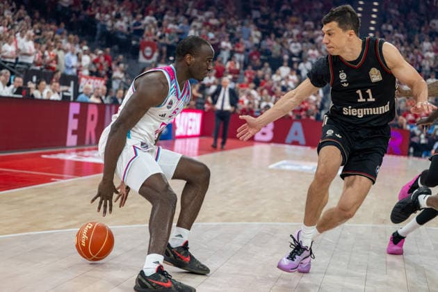 Tylan Birts 5 (Telekom Baskets Bonn) im Zweikampf mit Vladimir Lucic 11 (FC Bayern Basketball), FC Bayern Basketball vs. Telekom Baskets Bonn, BBL, Halbfinale 1, 30.05.2026 Muenchen Bayern Deutschland