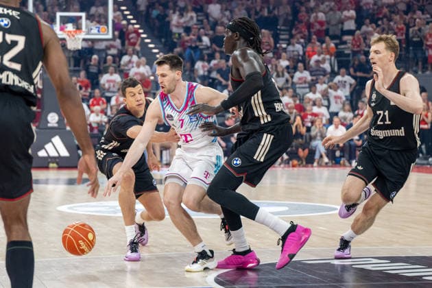 Vladimir Lucic 11 (FC Bayern Basketball) im Zweikampf mit Grayson Murphy 7 (Telekom Baskets Bonn), Wenyen Gabriel 32 (FC Bayern Basketball), FC Bayern Basketball vs. Telekom Baskets Bonn, BBL, Halbfinale 1, 30.05.2026 Muenchen Bayern Deutschland