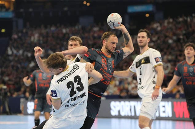 photo : Torwurf von ... Valentin PORTE (Montpellier) gegen Magnus Landin (Kiel) und links ... Rune Dahmke (Kiel) Handball Herren am Sa. 30.05.2026 Mens EHF European League , Final Four in Hamburg THW Kiel - Montpellier , Halbfinale