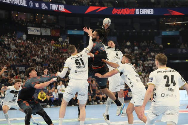 photo : Torwurf von .... Hugo Bryan MONTE dos SANTOS (Montpellier) gegen Domagoj Duvnjak (Kiel) und Hendrik Pekeler (Kiel) Handball Herren am Sa. 30.05.2026 Mens EHF European League , Final Four in Hamburg THW Kiel - Montpellier , Halbfinale