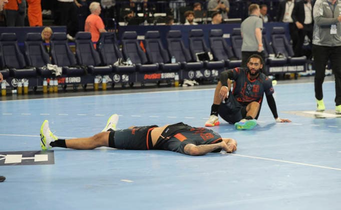 photo : Enttäuschung nach dem Schlußpfiff bei den Spielern aus Frankreich , Rogerio Ferreira MORAES liegt am Boden Handball Herren am Sa. 30.05.2026 Mens EHF European League , Final Four in Hamburg THW Kiel - Montpellier , Halbfinale