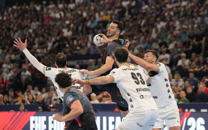 photo : Torwurf von .... Zvonimir SRNA (Montpellier) gegen Veron Nacinovic (Kiel) und Domagoj Duvnjak (links) Handball Herren am Sa. 30.05.2026 Mens EHF European League , Final Four in Hamburg THW Kiel - Montpellier , Halbfinale