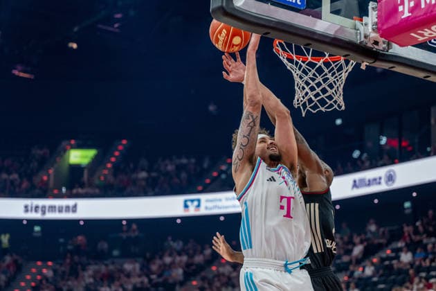 Michael Kessens 6 (Telekom Baskets Bonn) im Zweikampf mit Isiaha Mike 22 (FC Bayern Basketball), FC Bayern Basketball vs. Telekom Baskets Bonn, BBL, Halbfinale 1, 30.05.2026 Muenchen Bayern Deutschland