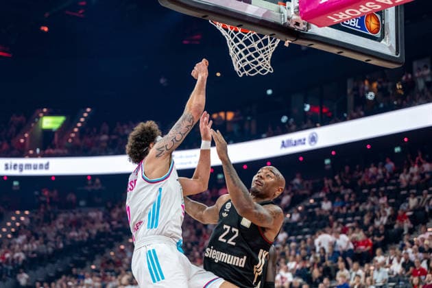 Michael Kessens 6 (Telekom Baskets Bonn) im Zweikampf mit Isiaha Mike 22 (FC Bayern Basketball), FC Bayern Basketball vs. Telekom Baskets Bonn, BBL, Halbfinale 1, 30.05.2026 Muenchen Bayern Deutschland