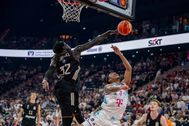 Wenyen Gabriel 32 (FC Bayern Basketball) im Zweikampf mit Jalen Finch 0 (Telekom Baskets Bonn), FC Bayern Basketball vs. Telekom Baskets Bonn, BBL, Halbfinale 1, 30.05.2026 Muenchen Bayern Deutschland