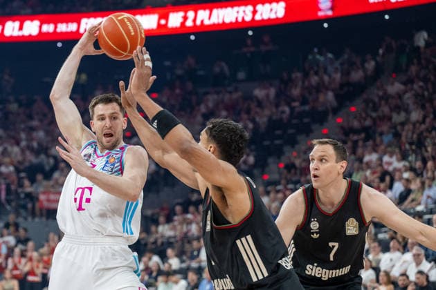 Grayson Murphy 7 (Telekom Baskets Bonn) im Zweikampf mit Oscar da Silva 1 (FC Bayern Basketball), Johannes Voigtmann 7 (FC Bayern Basketball), FC Bayern Basketball vs. Telekom Baskets Bonn, BBL, Halbfinale 1, 30.05.2026 Muenchen Bayern Deutschland