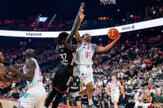 Wenyen Gabriel 32 (FC Bayern Basketball) im Zweikampf mit Jalen Finch 0 (Telekom Baskets Bonn), FC Bayern Basketball vs. Telekom Baskets Bonn, BBL, Halbfinale 1, 30.05.2026 Muenchen Bayern Deutschland