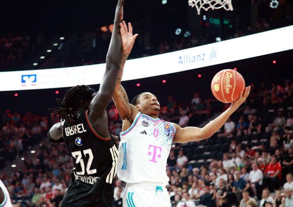 von links Wenyen GABRIEL (Muenchen), Jalen FINCH (Bonn), Herren Basketball Bundesliga, 2025 26, play off Halbfinale, erste Spiel, FC Bayern Muenchen Basketball vs Telekom Baskets Bonn, SAP Garden3, 30.05.26 Copyright: WolfgangxFehrmann