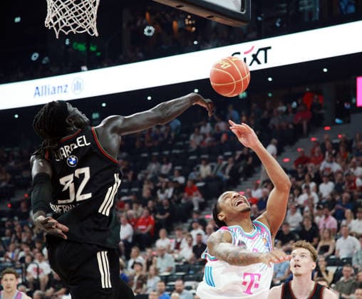 von links Wenyen GABRIEL (Muenchen), Jalen FINCH (Bonn), Herren Basketball Bundesliga, 2025 26, play off Halbfinale, erste Spiel, FC Bayern Muenchen Basketball vs Telekom Baskets Bonn, SAP Garden3, 30.05.26 Copyright: WolfgangxFehrmann