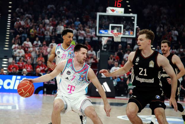 von links Grayson MURPHY (Bonn), Justus HOLLATZ (Muenchen), Herren Basketball Bundesliga, 2025 26, play off Halbfinale, erste Spiel, FC Bayern Muenchen Basketball vs Telekom Baskets Bonn, SAP Garden3, 30.05.26 Copyright: WolfgangxFehrmann