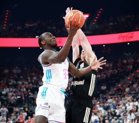 von links Tylan BIRTS (Bonn), Vladimir LUCIC (Muenchen), Herren Basketball Bundesliga, 2025 26, play off Halbfinale, erste Spiel, FC Bayern Muenchen Basketball vs Telekom Baskets Bonn, SAP Garden3, 30.05.26 Copyright: WolfgangxFehrmann