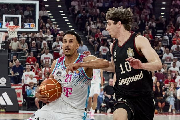 Deutsche Basketball Bundesliga (BBL), FC Bayern München Basketball vs TELEKOM BASKETS Bonn, München FC Bayern Basketball, Bonn TELEKOM BASKETS, 2026-05-30 in München (SAP Garden) AMINU Joel (TELEKOM BASKETS Bonn Shooting Guard (SG) Nr21- BON21), JESSUP Justinian (FC Bayern München Basketball Shooting Guard (SG) Nr10-FCBB10) sportworld München SAP Garden Bayern Deutschland