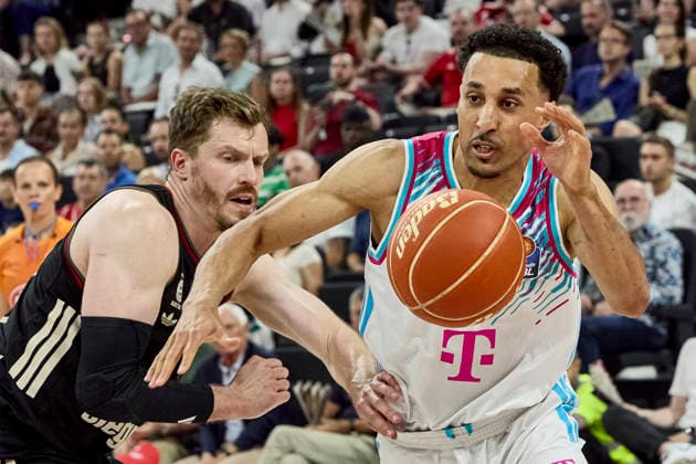 Deutsche Basketball Bundesliga (BBL), FC Bayern München Basketball vs TELEKOM BASKETS Bonn, München FC Bayern Basketball, Bonn TELEKOM BASKETS, 2026-05-30 in München (SAP Garden) AMINU Joel (TELEKOM BASKETS Bonn Shooting Guard (SG) Nr21- BON21), OBST Andreas (FC Bayern München Basketball Shooting Guard (SG) Nr13-FCBB13) sportworld München SAP Garden Bayern Deutschland