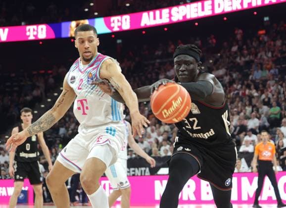 Bonns 2 COMITHIER vs Bayerns 32 Wenyen GABRIEL. Basketball, Bayern - Bonn. Bundesliga, FC Bayern Basketball - Telekom Baskets Bonn, Playoff Halbfinale, 1.Spiel, Saison 2025-2026, 30.05.2026, in Muenchen, S A P G A R D E N, Deutschland. Quelle Copyright Credit : Oryk HAIST