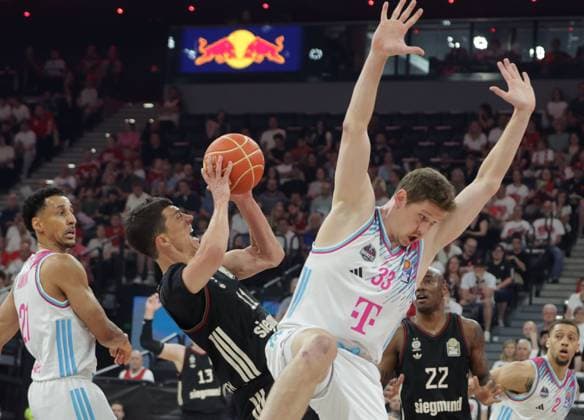 Wildes Spiel . . . Bayerns 11 Vladimir LUCIC vs Bonns 33 HECKMANN. Basketball, Bayern - Bonn. Bundesliga, FC Bayern Basketball - Telekom Baskets Bonn, Playoff Halbfinale, 1.Spiel, Saison 2025-2026, 30.05.2026, in Muenchen, S A P G A R D E N, Deutschland. Quelle Copyright Credit : Oryk HAIST