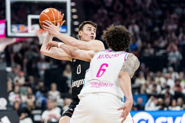 MUNICH, GERMANY - MAY 30: Neno Dimitrijevic (FC Bayern Muenchen, 0) controls the ball against Michael Kessens (Telekom Baskets Bonn, 6) during the easyCredit Basketball Bundesliga Playoffs Semi-final match 1 between FC Bayern Muenchen vs. Telekom Baskets Bonn at SAP Garden on match 1 of easyCredit Basketball Bundesliga Playoffs Semi-final on May 30, 2026 in Munich, Germany. Bavaria Germany Copyright: xSteffiexWunderlx